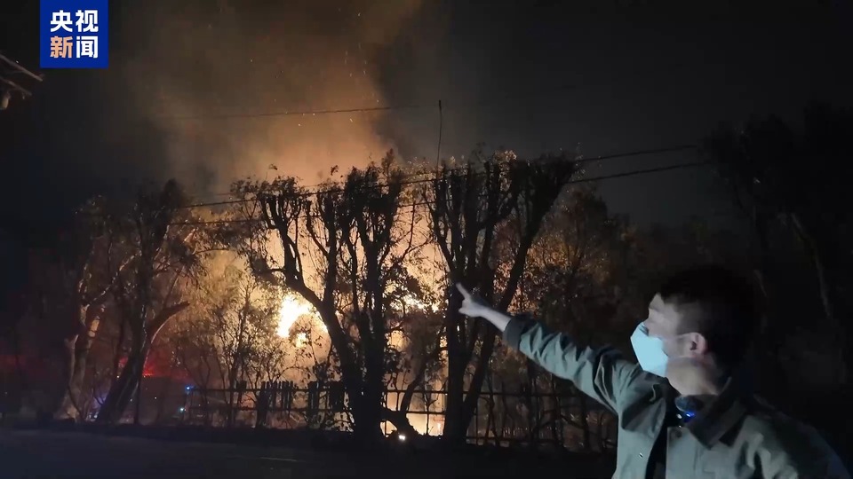 央视记者直击丨美国洛杉矶起火点过多 警方难以及时封锁相关区域