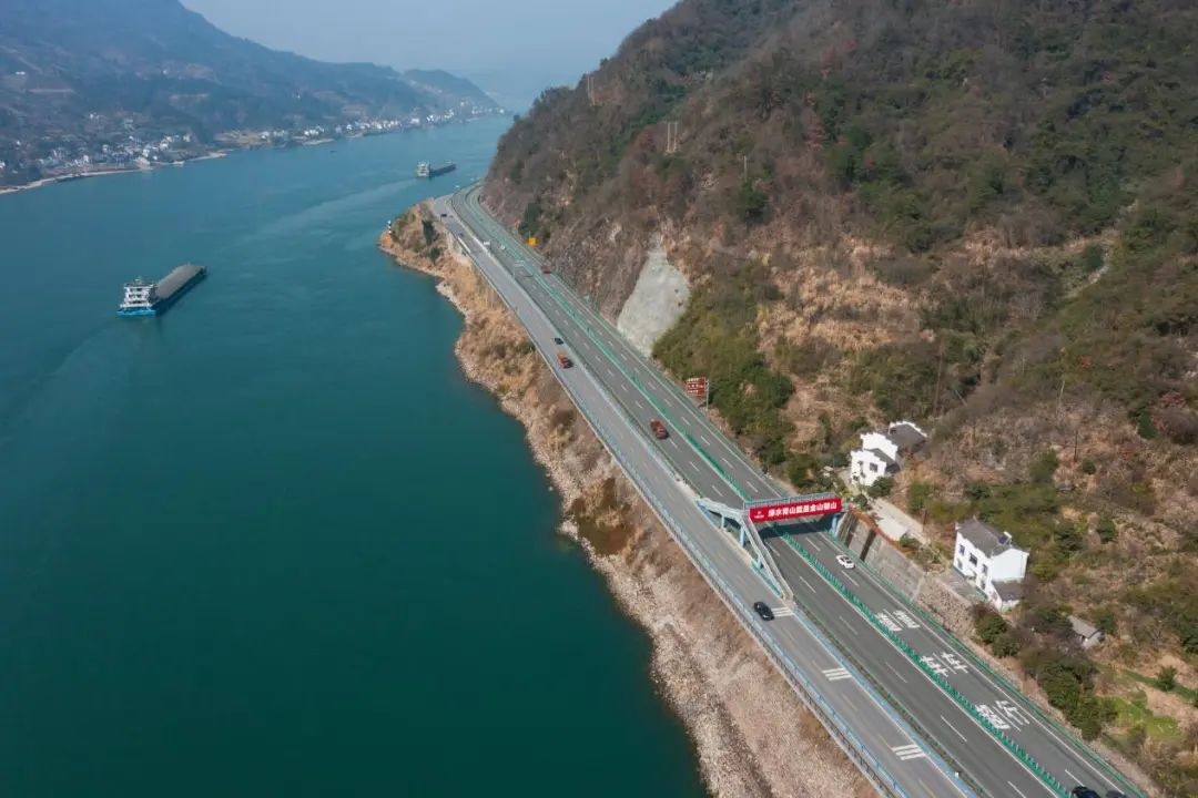 The 10th Anniversary of the Three Gorges Dedicated Highway Opening to the Public: National Infrastructure Enhancing People's Lives_fororder_图片2