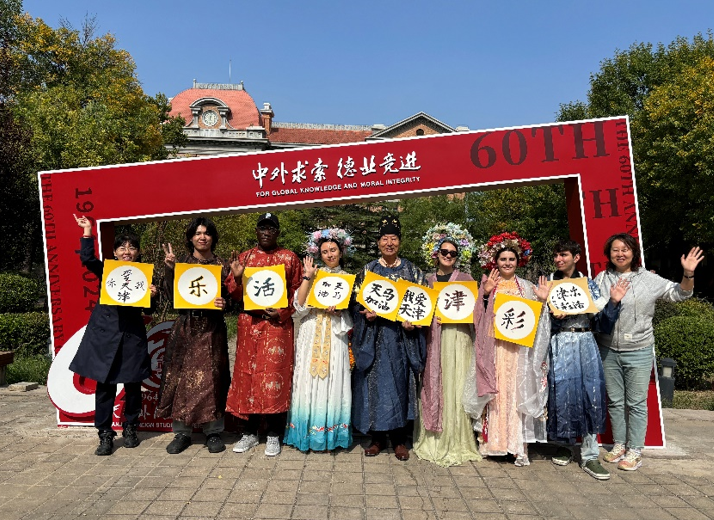 Le coup de pinceau des jeunes du monde pour soutenir le marathon de Tianjin