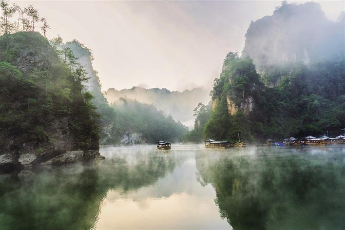 张家界宝峰湖：云海景观美如水墨画卷