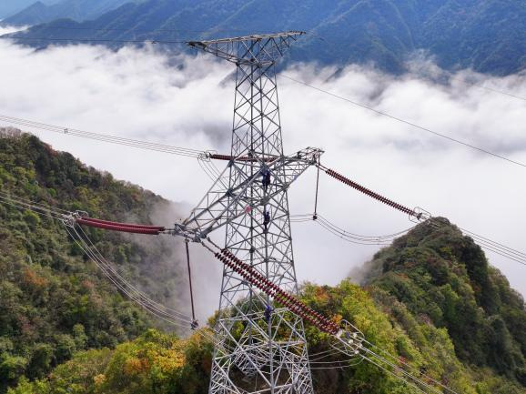 Partageons ensemble la beauté de l'automne : une belle rencontre entre la ligne de transport d'électricité à courant continu de Debao et les couleurs d'automne