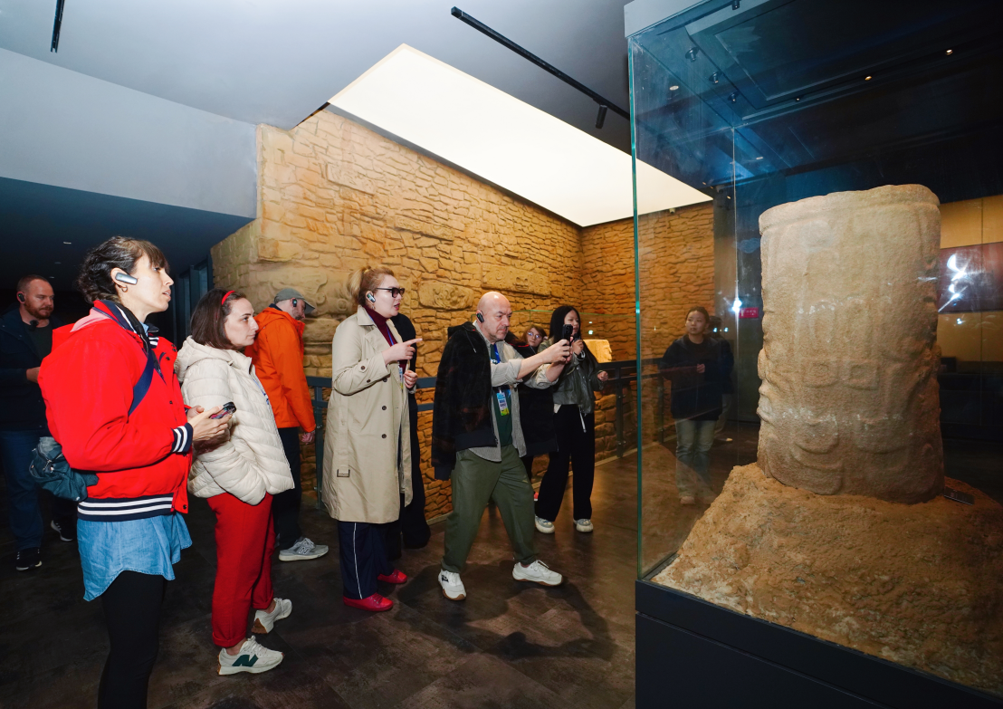 Visite d'experts étrangers de 10 pays à Shenmu, dans le Shaanxi, pour découvrir la civilisation chinoise dans les vestiges de Shimao