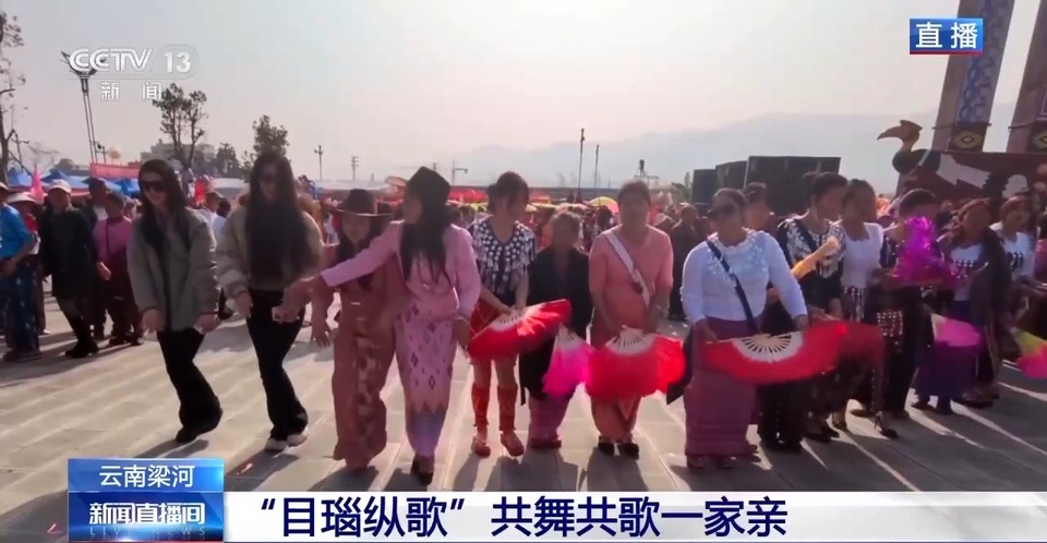 只要别把自己绊倒就行 &ldquo;目瑙纵歌&rdquo;万人共舞场面来了