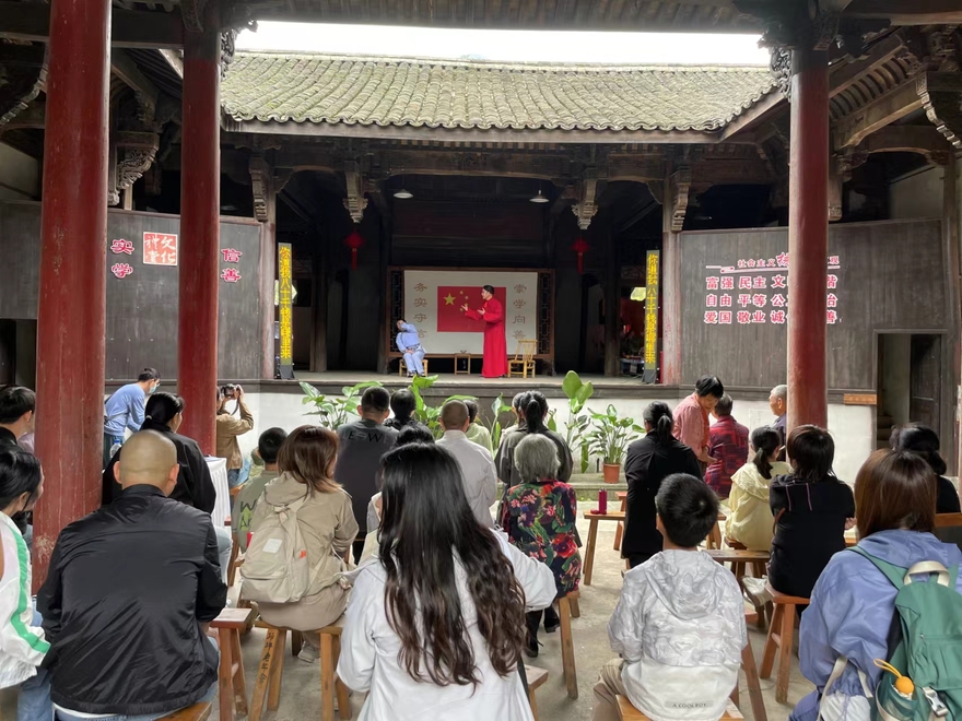 Maoping Village, Tonglu County, Hangzhou City: A Blend of Ancient Charm and Modern Trends, Attracting Crowds During National Day Holiday