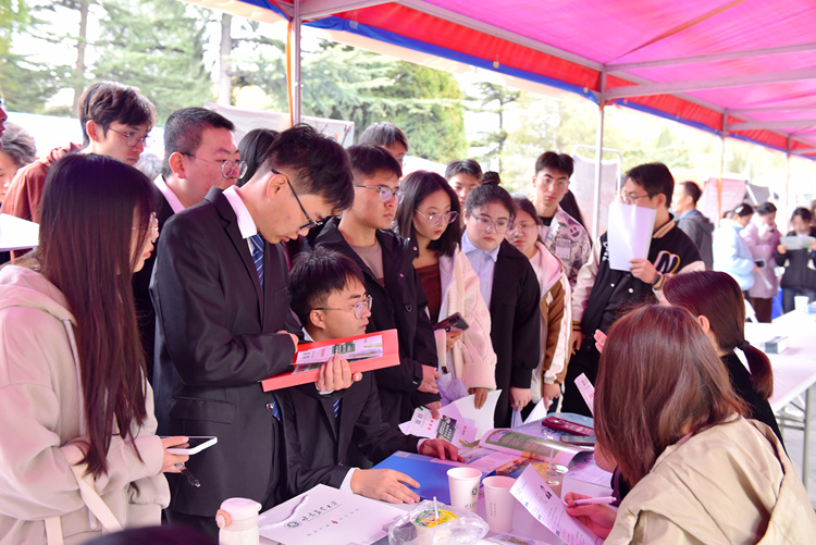 甘肃农业大学举办2025届毕业生秋季双选会暨“宏志助航计划”专场招聘会