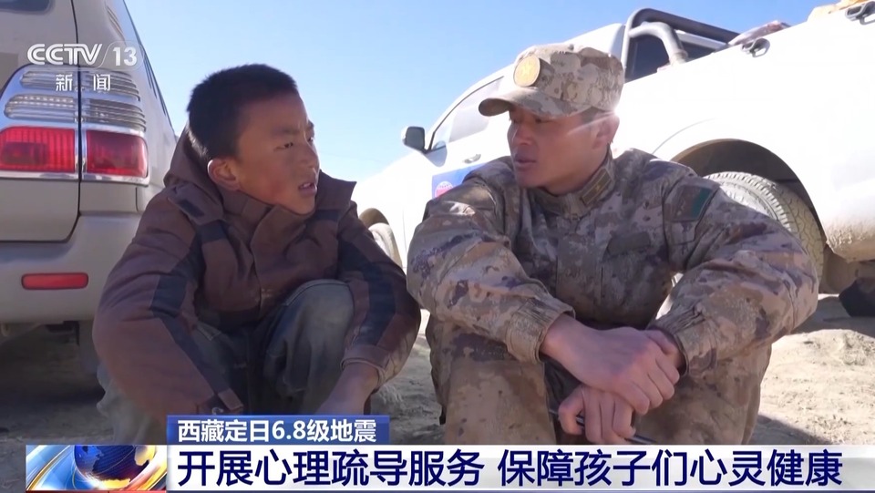 子弟兵变身震区&ldquo;孩子王&rdquo; 兵姐姐抱起小朋友接受采访超有爱
