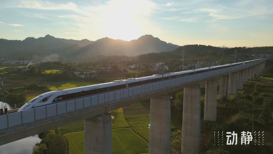 新春走基层丨从30km/h到350km/h，跟着贵广高铁首发司机感受速度蝶变