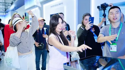 [Daka Chine 2024] Des influenceurs étrangers participent au Congrès mondial de l'industrie manufacturière 2024, où convergent toutes sortes de tendances