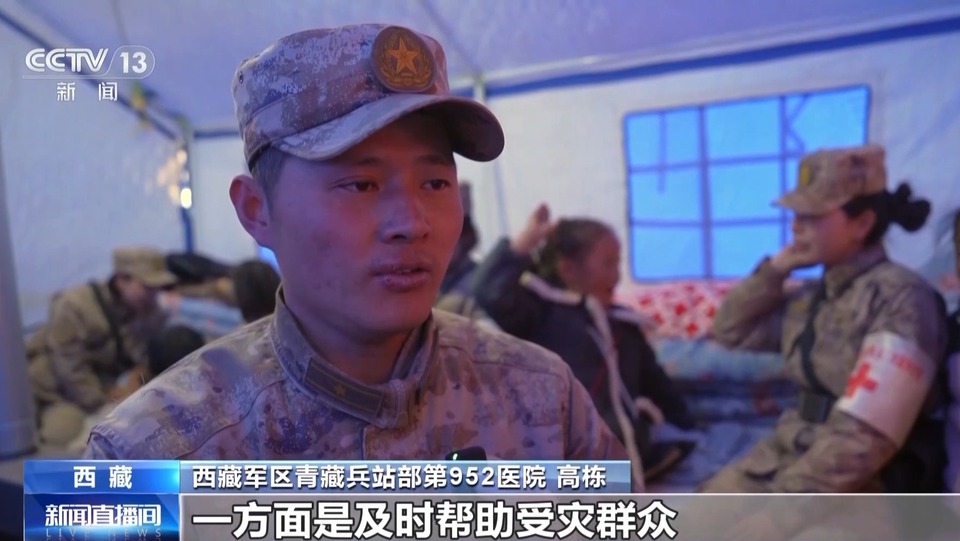 子弟兵变身震区&ldquo;孩子王&rdquo; 兵姐姐抱起小朋友接受采访超有爱