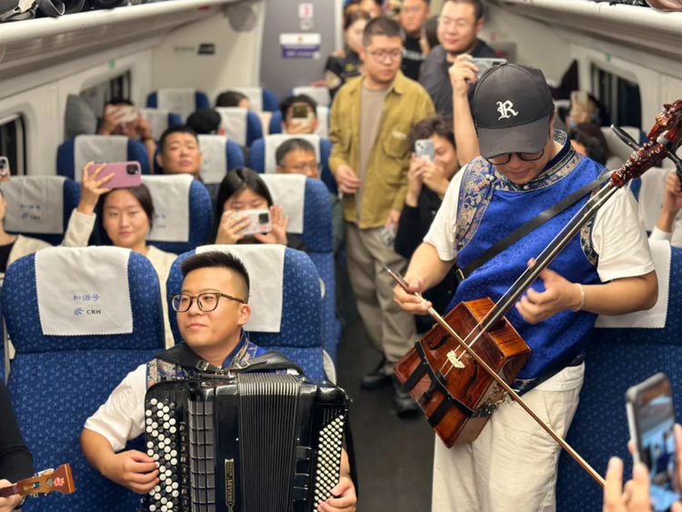 呼和浩特乌兰牧骑与北京全情互动祝福祖国