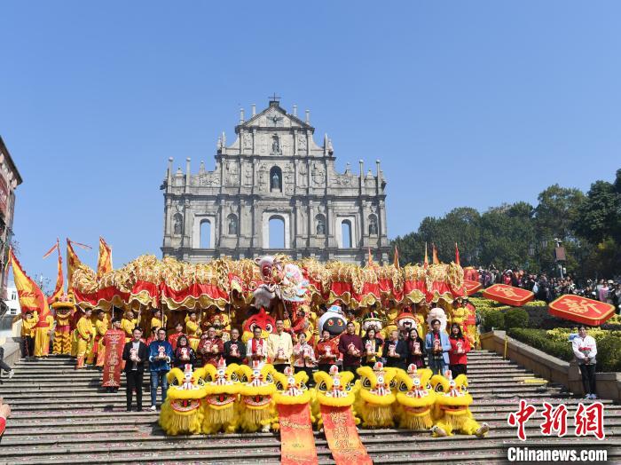 （新春见闻）特写：大三巴前春意“闹” 龙腾狮跃贺新年