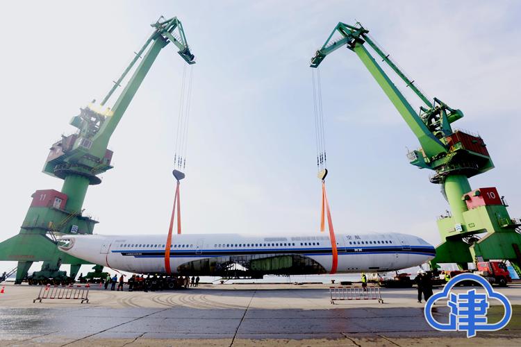 空客A330-200飞机“华丽转身”抵达天津东疆露营基地