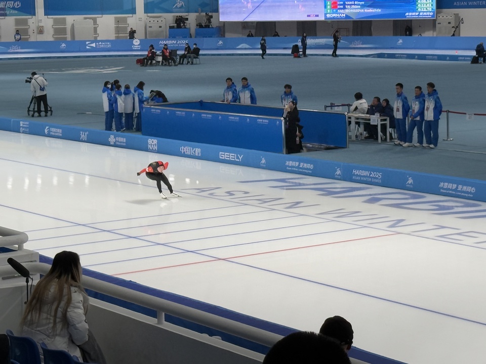 第20金！中国队包揽亚冬会速度滑冰女子3000米金银铜牌