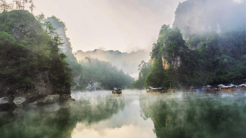 张家界宝峰湖：云海景观美如水墨画卷