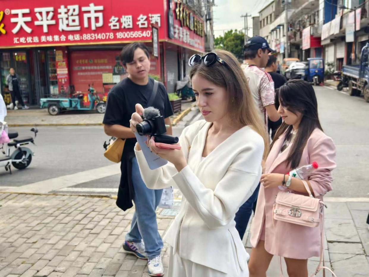 Daka China 2024 - Los influencers extranjeros visitan el antiguo pueblo y comen en Zhegao