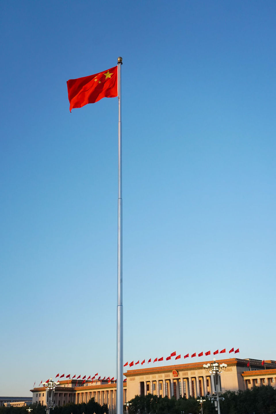 新华社记者 陈钟昊 摄10月1日清晨,隆重的升国旗仪式在北京天安门