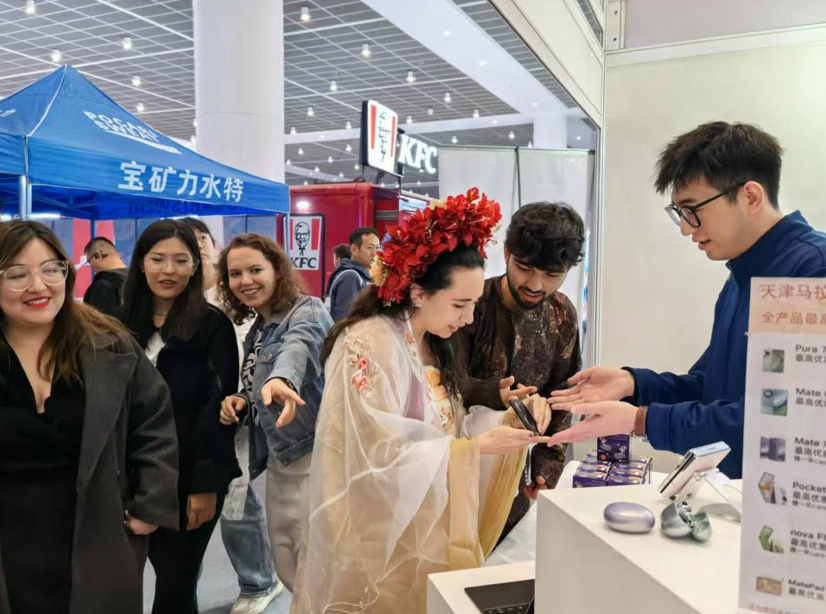 Visite de l'Exposition du Marathon de Tianjin : Les jeunes internationaux entame un voyage fascinant à la découverte des technologies du futur