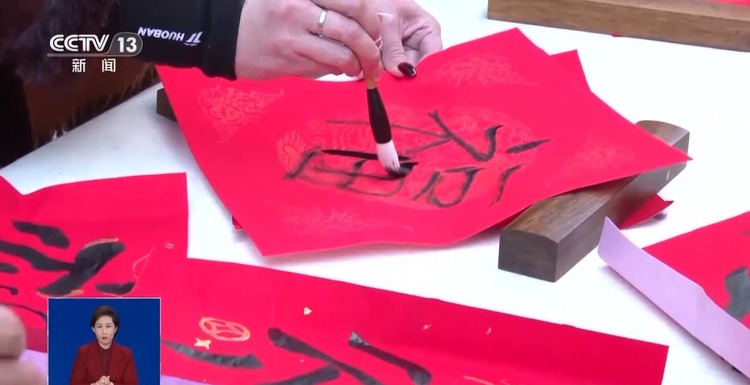 春节文旅消费“火”起来 游客争相体验非遗魅力