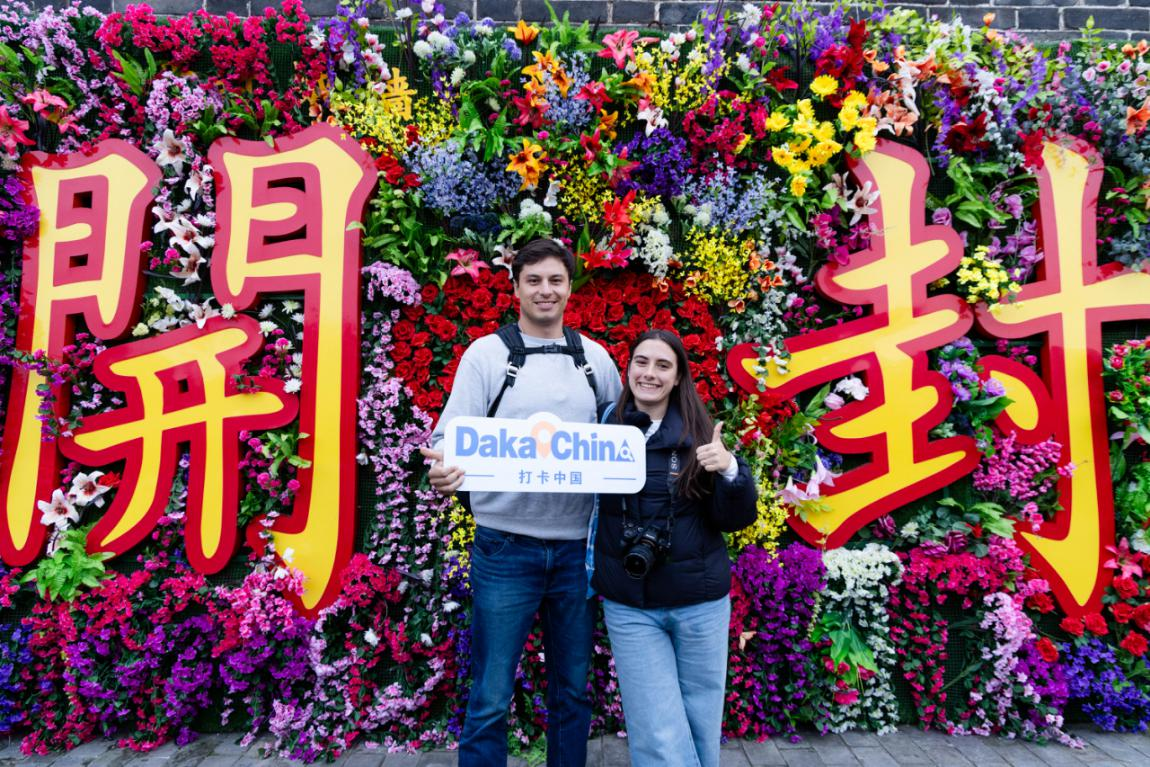 [Daka China 2024] Influencers extranjeros escalan las murallas de la ciudad, disfrutan de las artes escénicas y degustan comida en Kaifeng para experimentar la cultura Song de una manera inmersiva