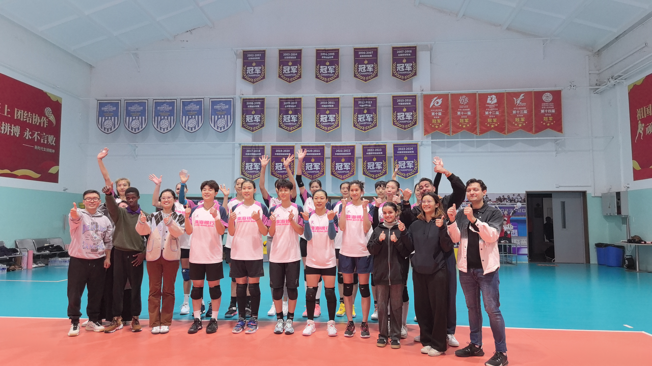 Visiting the Women's Volleyball Training and sharing the team spirit, International Youth Sends Blessings to the Tianjin Marathon