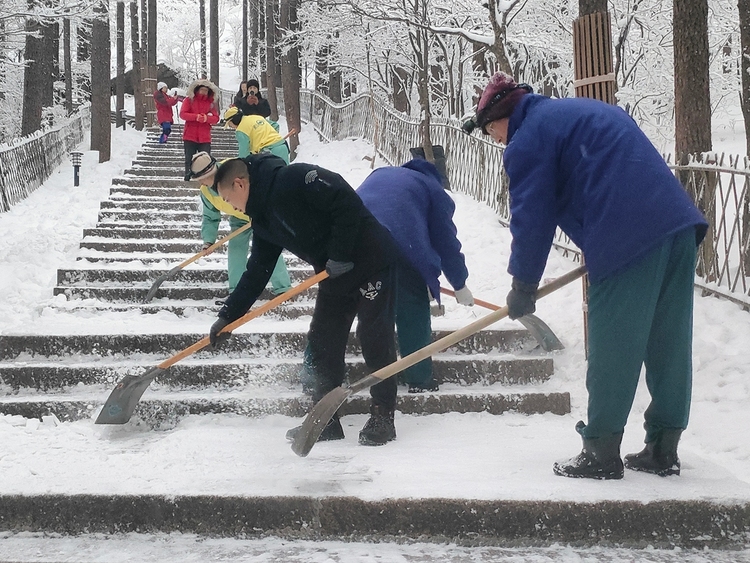 雪后黄山美如画 暖心服务添笑颜_fororder_4景区工作人员清扫路面积雪 鲍梦蝶 提供