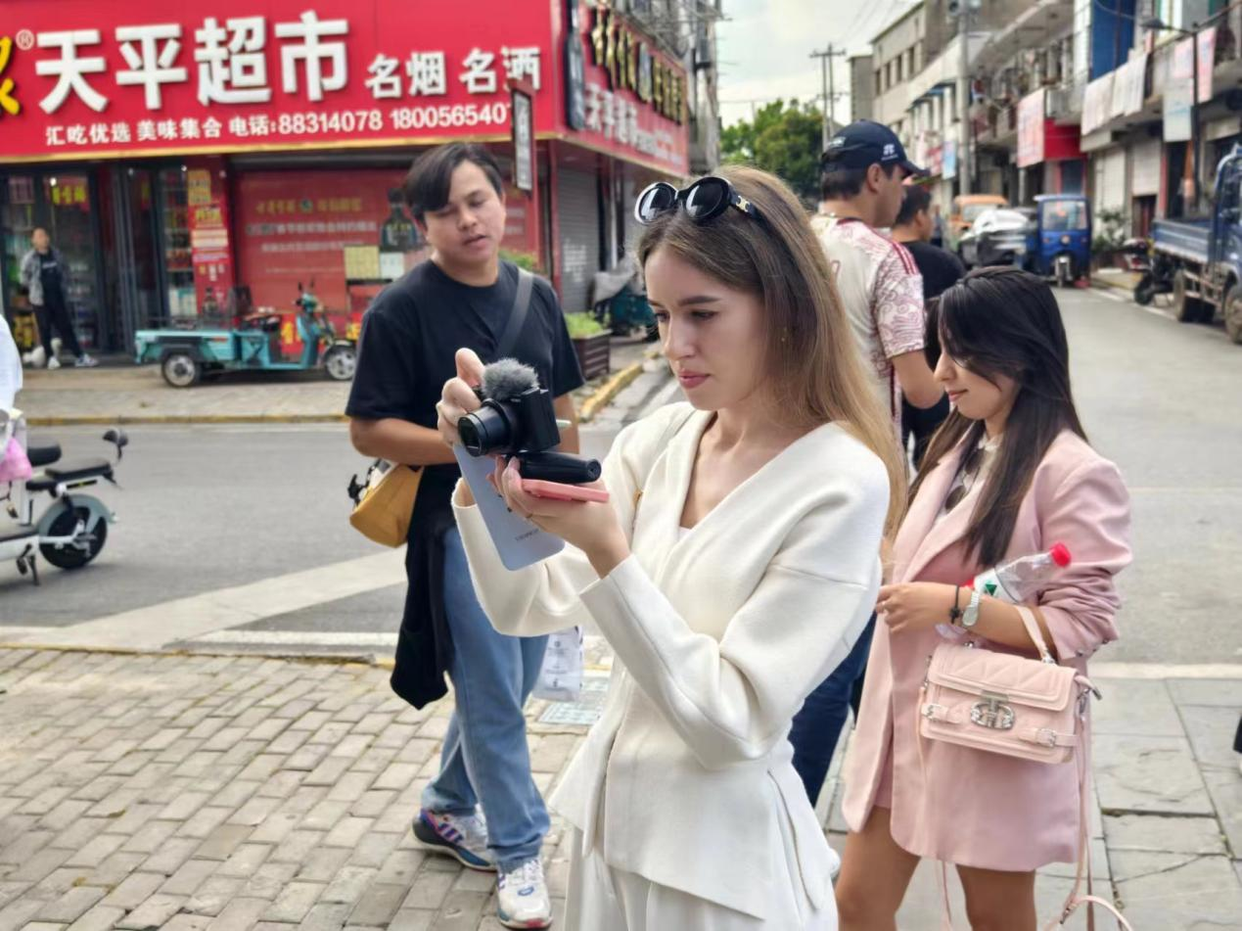 [Daka China 2024] Foreign Internet Celebrities Visit Zhegao Ancient Town and Enjoy Local Delicacies