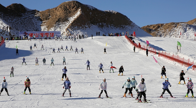 张掖山丹：冰雪运动点燃冬日激情