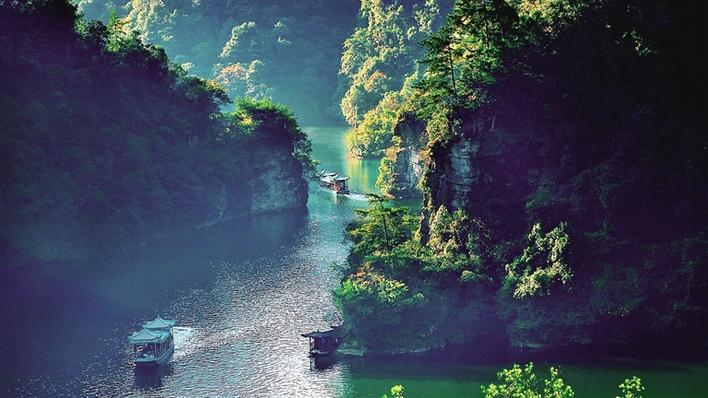 张家界宝峰湖：云海景观美如水墨画卷