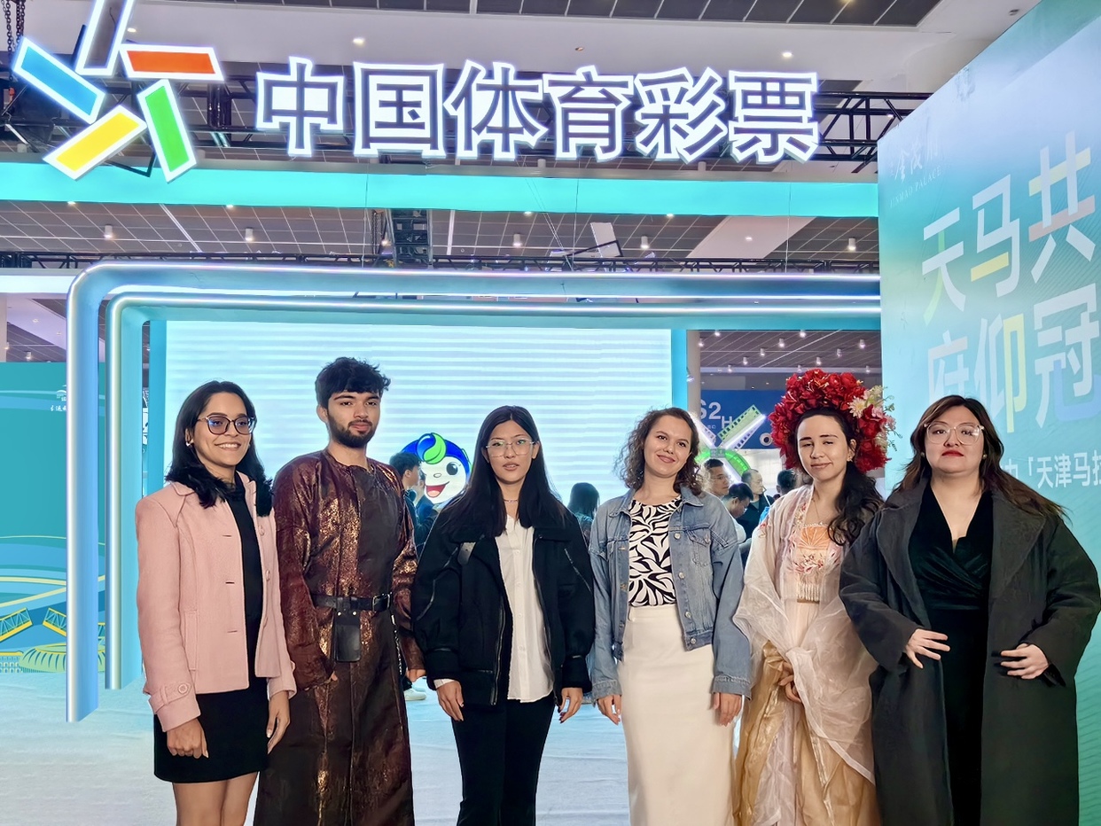 Visite de l'Exposition du marathon de Tianjin : Les jeunes internationaux découvrent la culture gastronomique typique de Tianjin