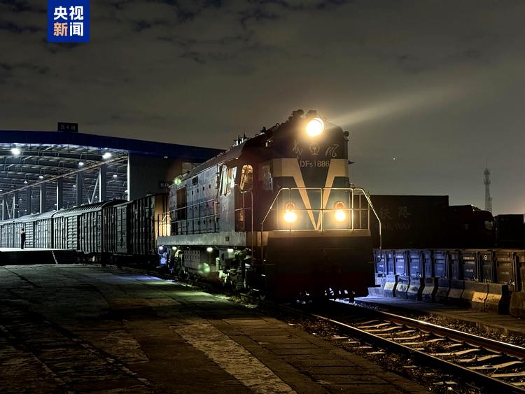 &ldquo;粤地年货&rdquo;已发出 大湾区援疆年货班列运输货物突破3万吨