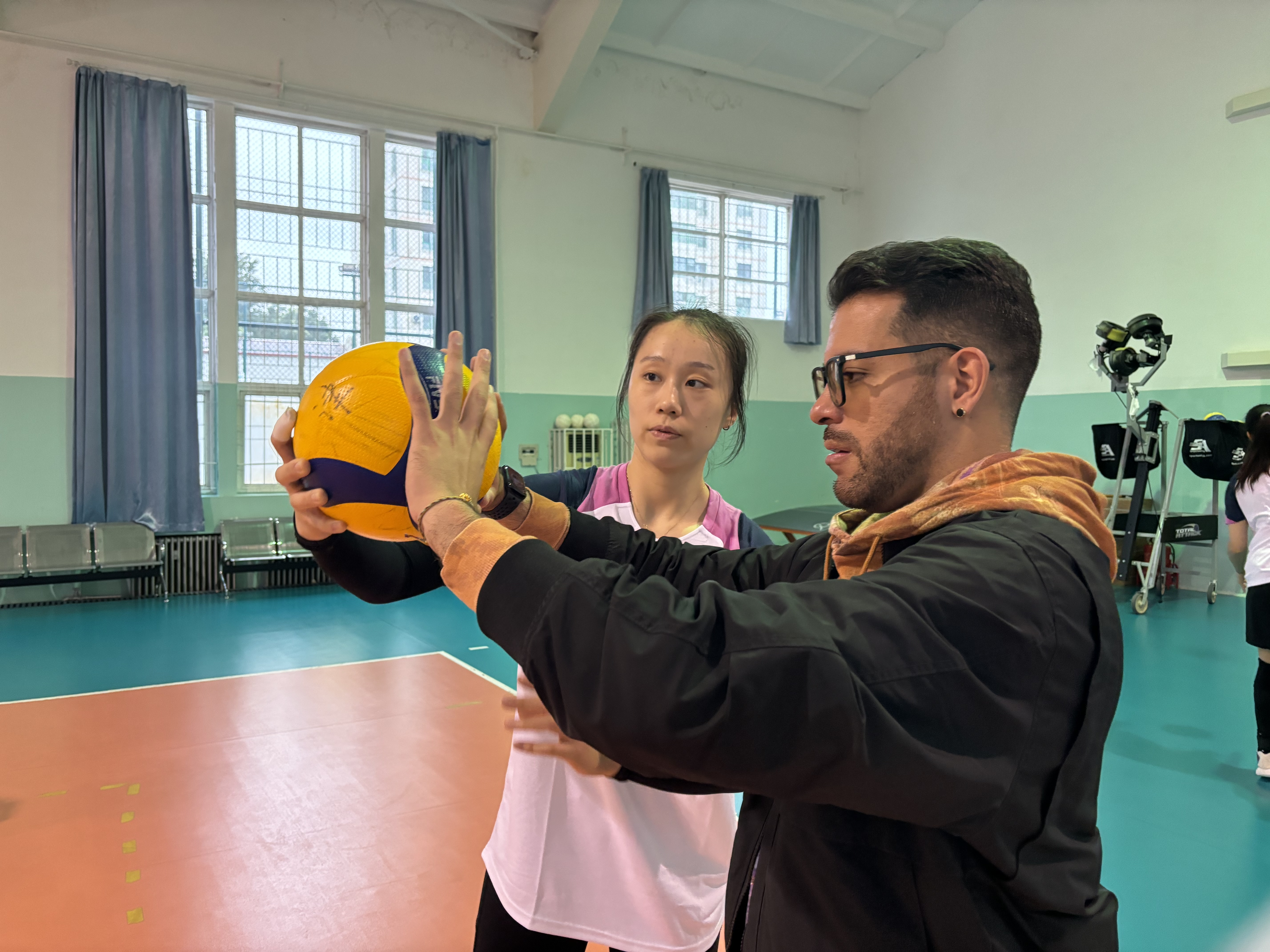 Visiting the Women's Volleyball Training and sharing the team spirit, International Youth Sends Blessings to the Tianjin Marathon