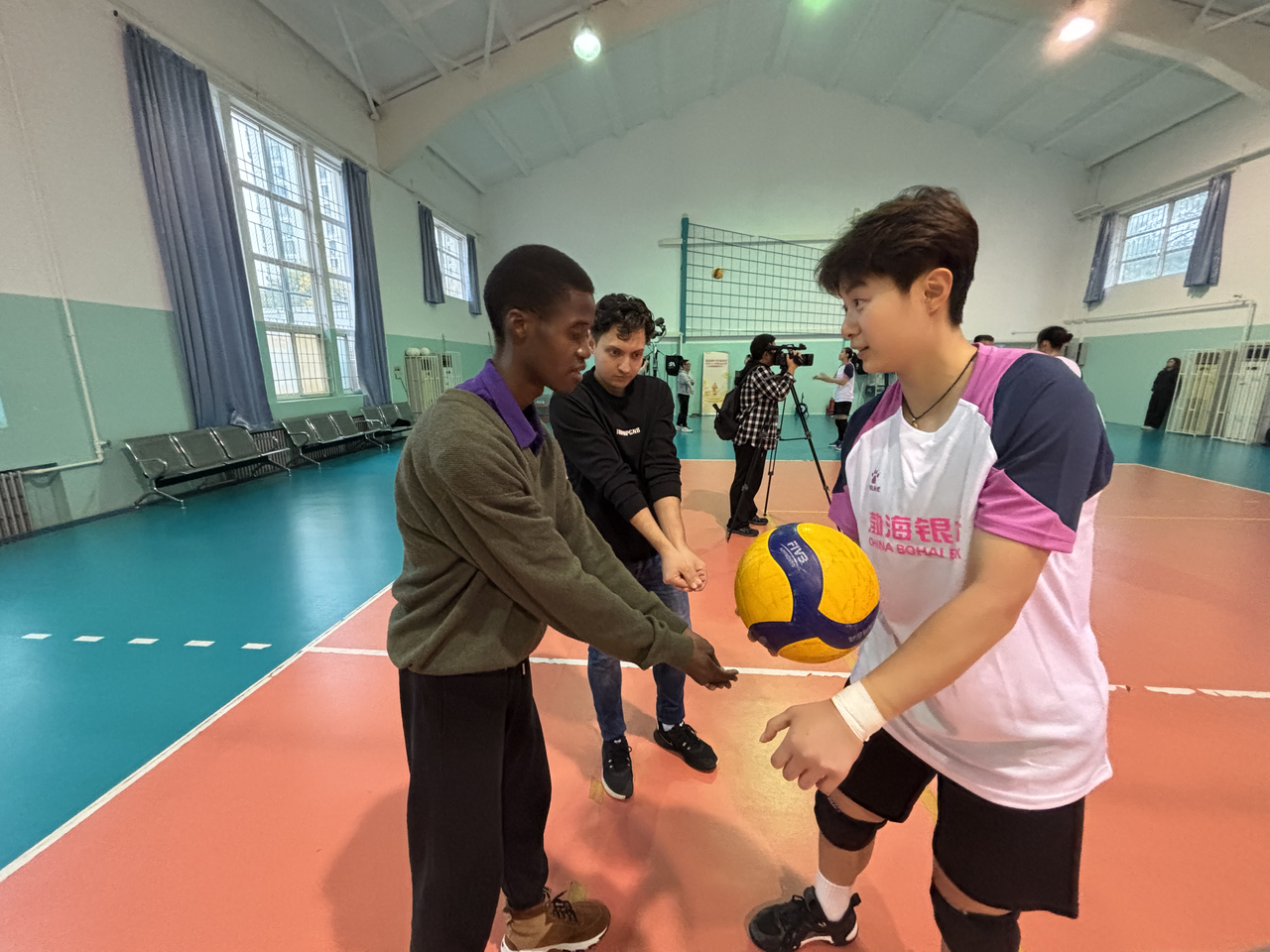 Visiting the Women's Volleyball Training and sharing the team spirit, International Youth Sends Blessings to the Tianjin Marathon