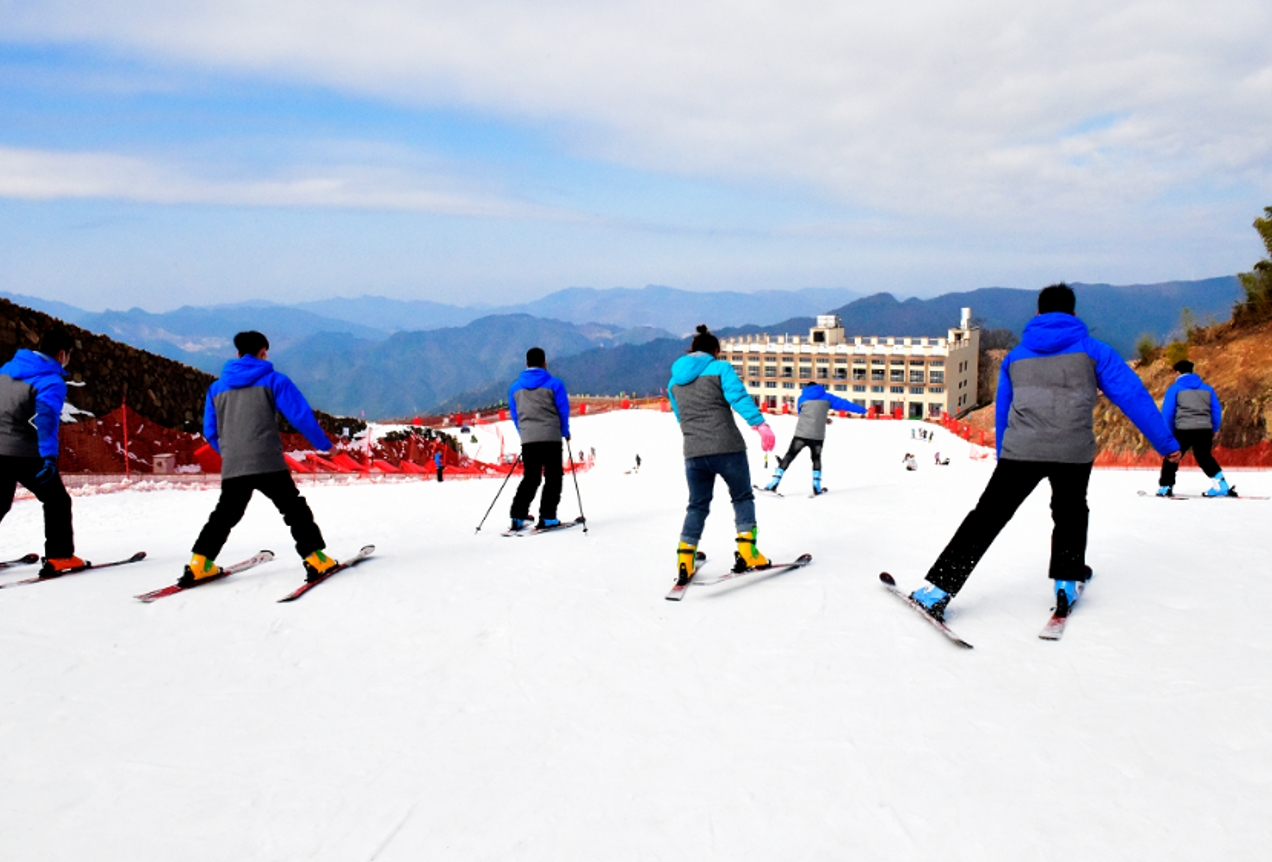 开启冬日康养冰雪之旅 浙江磐安滑雪场正式启用