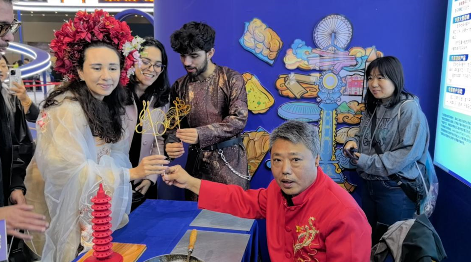 Visite de l'Exposition du marathon de Tianjin : Les jeunes internationaux découvrent la culture gastronomique typique de Tianjin