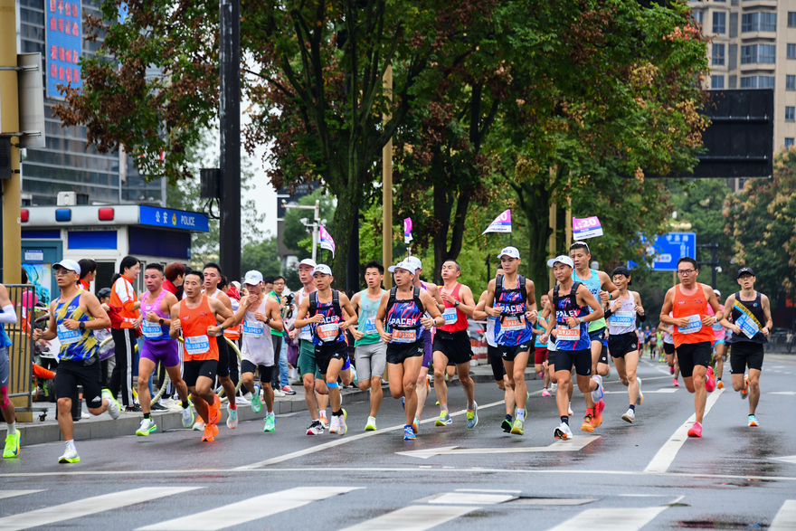 Zhejiang: 2024 Tonglu Half Marathon Kicks off with Blazing Passion