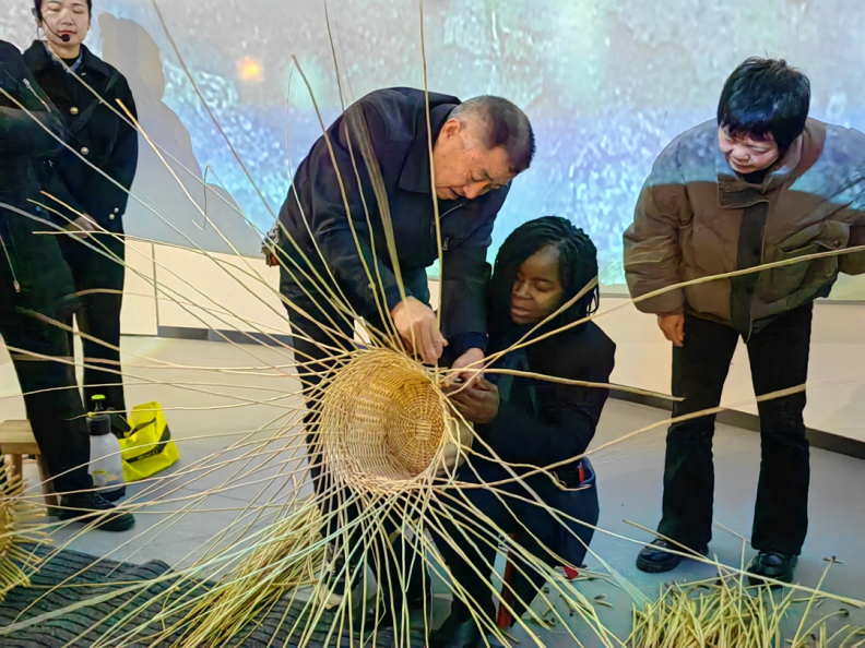 La vannerie de saule de Funan : De petites branches de saule façonnent un grand monde