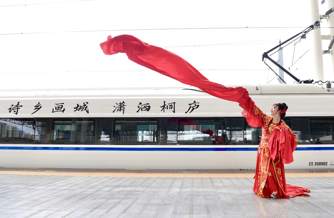 Hangzhou-Wenzhou High-Speed Railway Tonglu Special Train Officially Unveiled