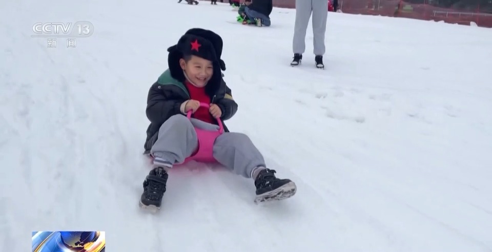 雅安一滑雪场“开板”迎客 “滚滚”也登场了