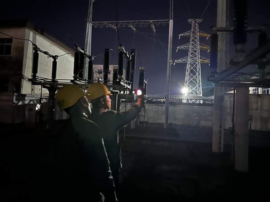 The State Grid Nanyang Power Supply Company conducts night-time temperature monitoring to ensure reliable power supply for heating