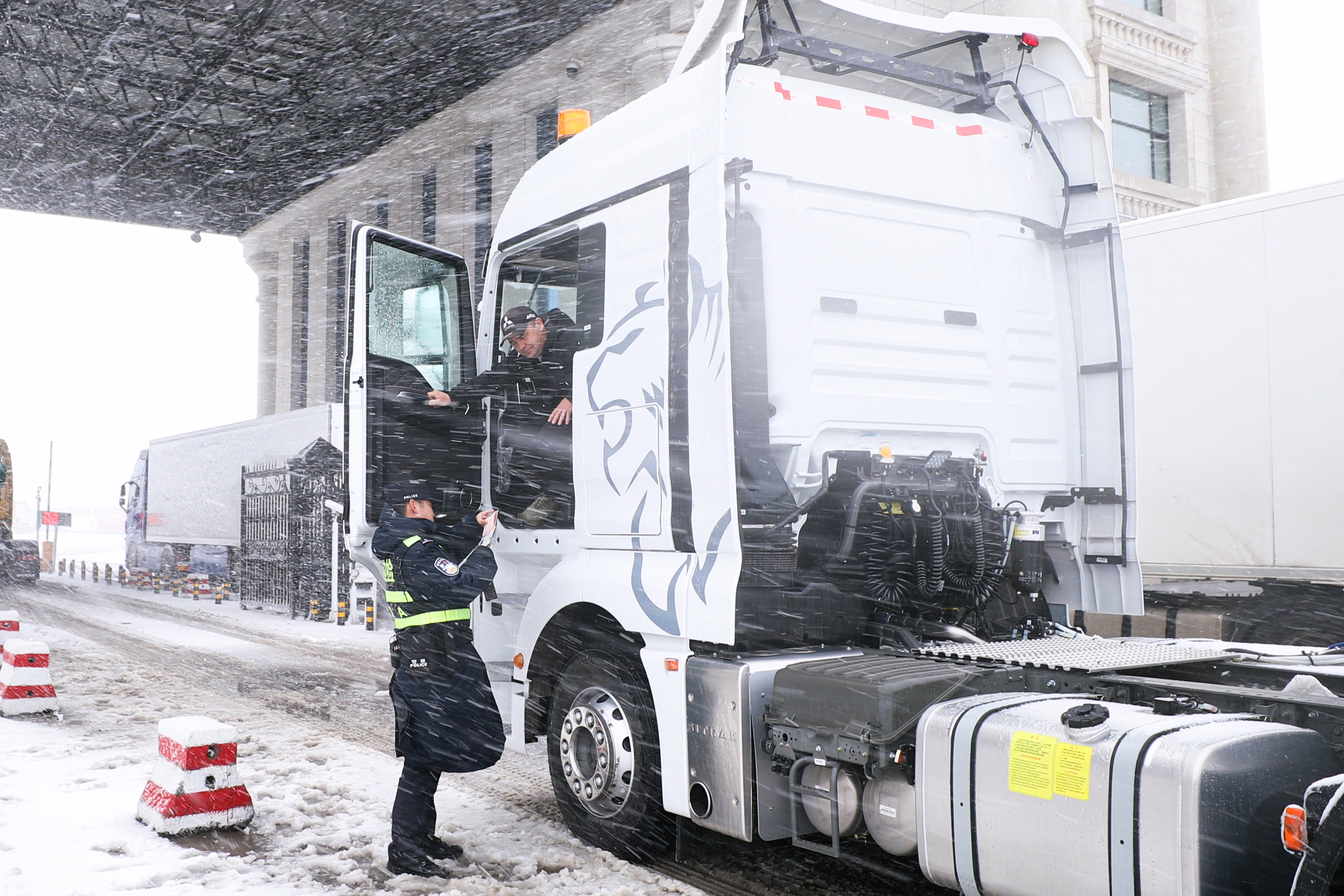 内蒙古满洲里：移民管理警察战风雪护国门