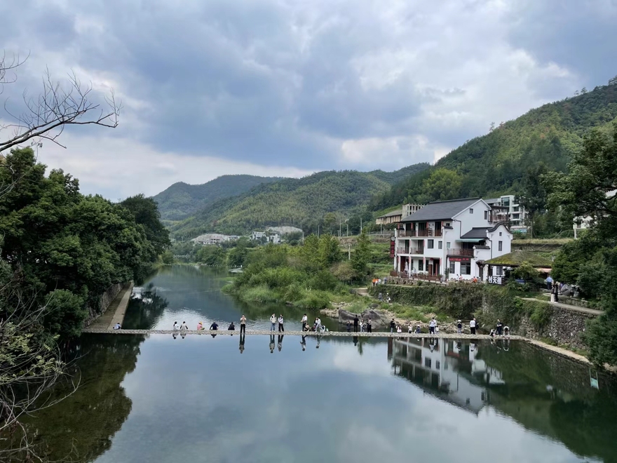 Maoping Village, Tonglu County, Hangzhou City: A Blend of Ancient Charm and Modern Trends, Attracting Crowds During National Day Holiday