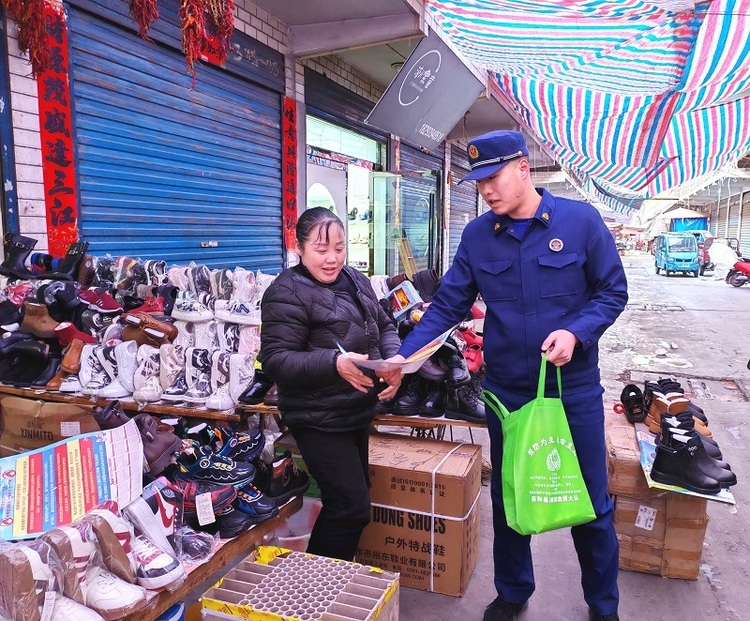 陇南西和消防宣传员进商超 传播知识“送平安”