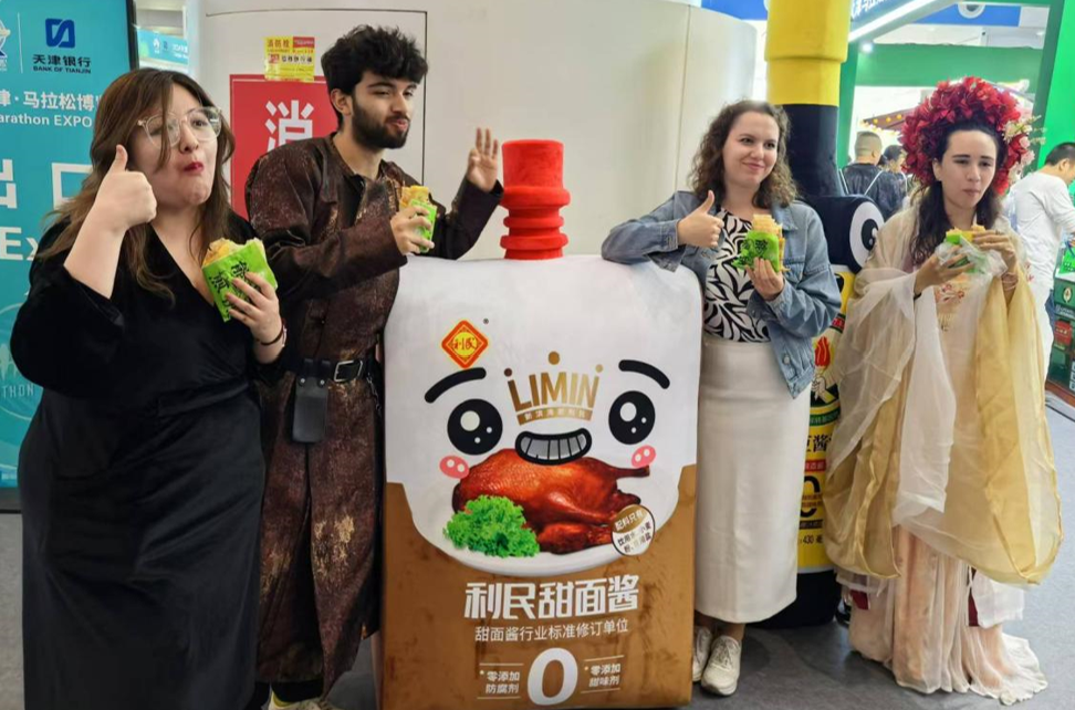 Visite de l'Exposition du marathon de Tianjin : Les jeunes internationaux découvrent la culture gastronomique typique de Tianjin