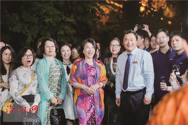 Ma Ding, Docent of Longmen Grottoes Tells World Luoyang's History