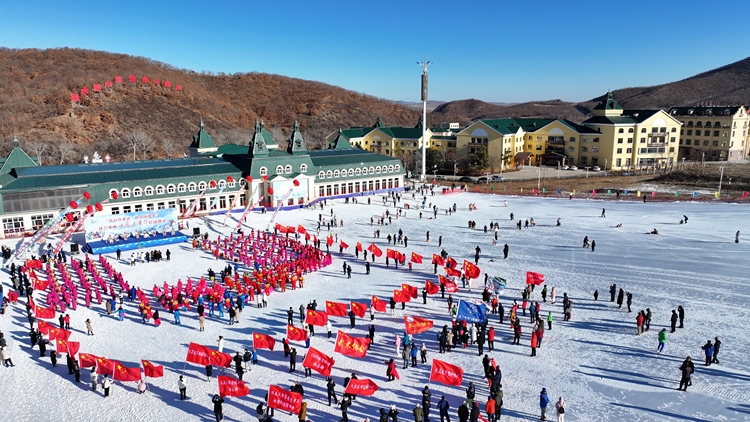 内蒙古扎兰屯：冰雪嘉年华 冬旅“嗨”起来