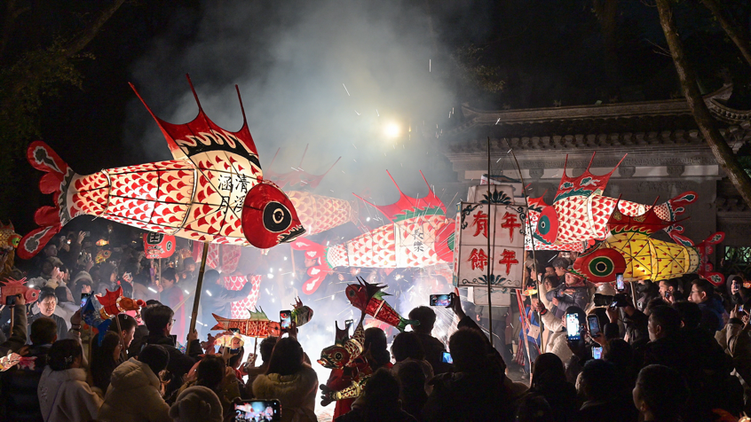 黄山市徽州区：鱼灯夜游聚人气 千年古村冬游热