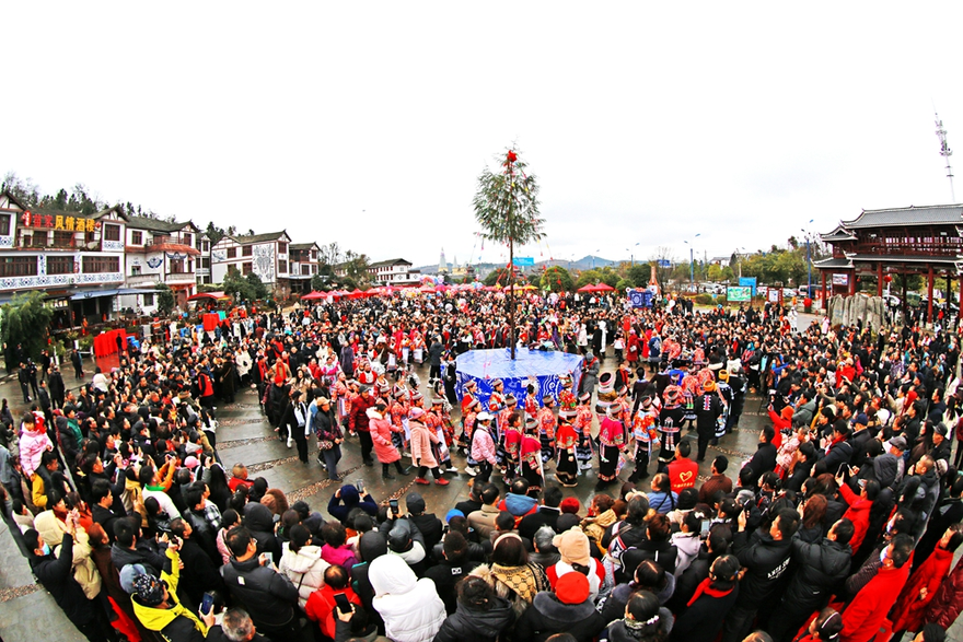 Guizhou Anshun Economic Development Zone Celebrates the Miao Flower Jumping Festival with Singing and Dancing