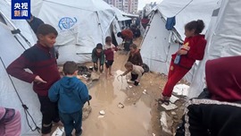 冬季大雨聚积流离失所者营地 加沙民众处境愈发艰难