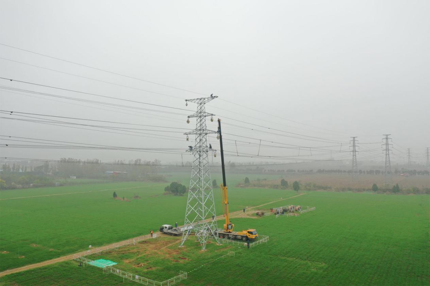 The State Grid Xuchang Power Supply Company Strives to Support Key Project Construction by Relocating Power Lines