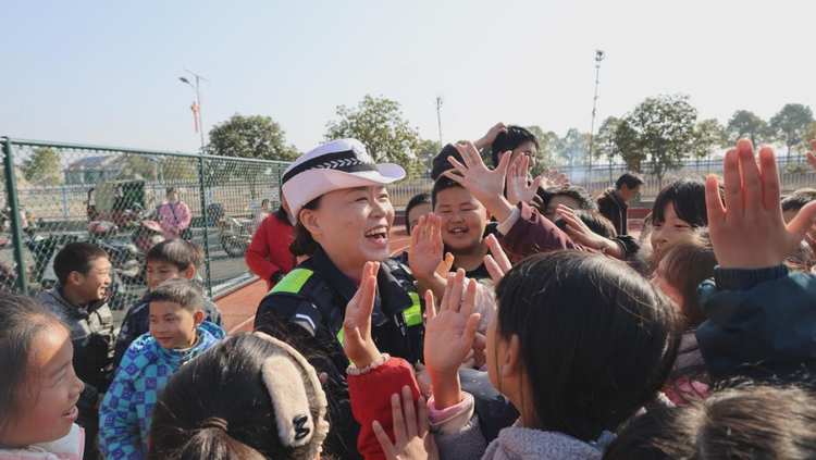 湖南衡阳县交警进村“送安全” 护航春运回乡路